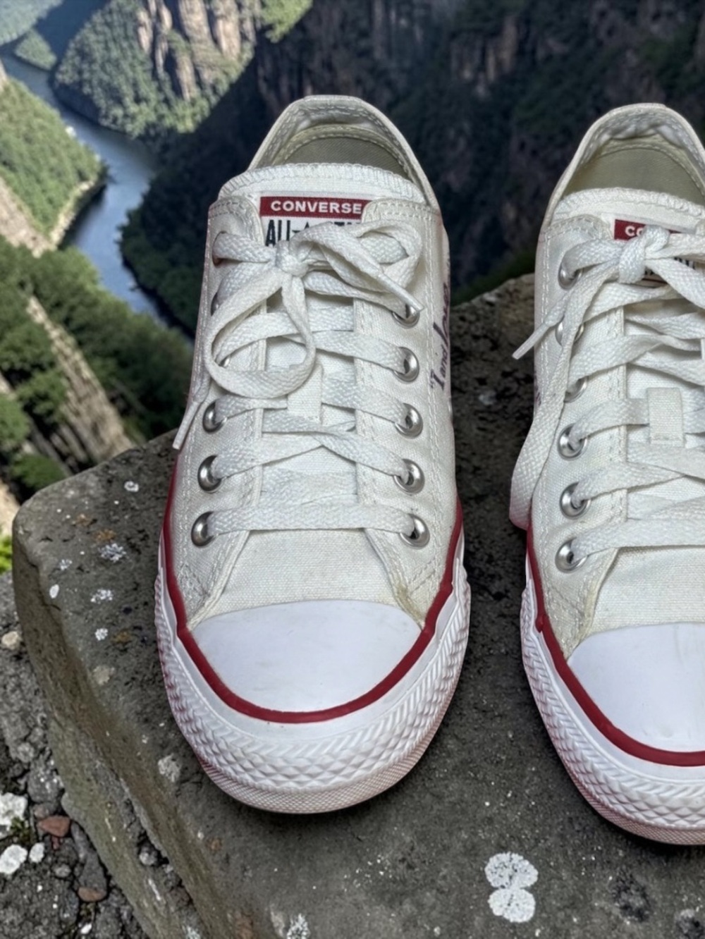 Converse White Canvas Low Top Sneakers with Red Trim Unisex Men’s size 5.